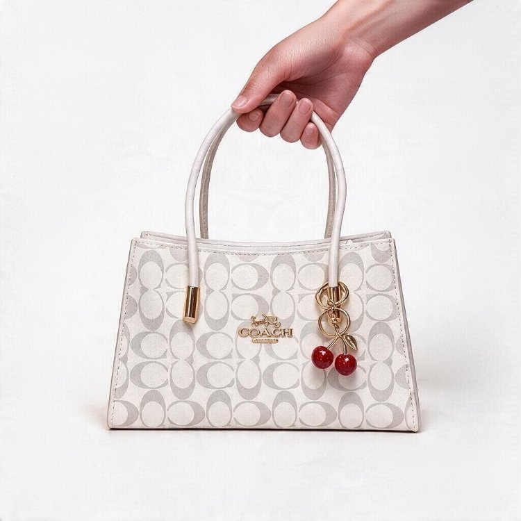 Coach Mid Boy Signature Cherry Charmlı Beyaz Çanta