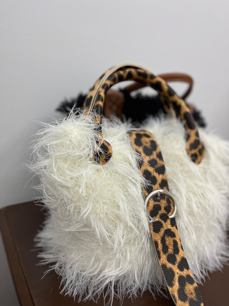 Leoparlı tüylü çanta