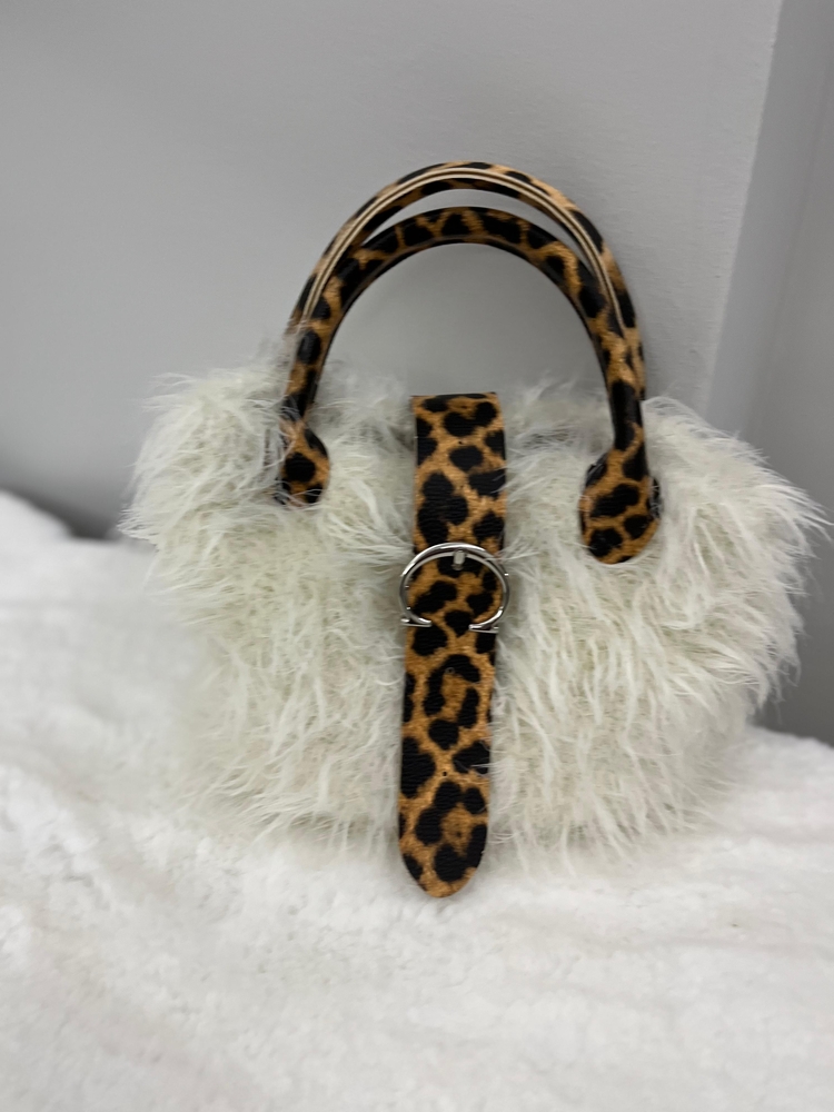 Leoparlı tüylü çanta