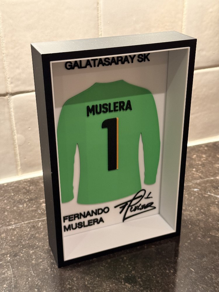 Fernando Muslera Galatasaray SK Özel Tasarım 3 Boyutlu (3D) Premium Çerçeve Forma