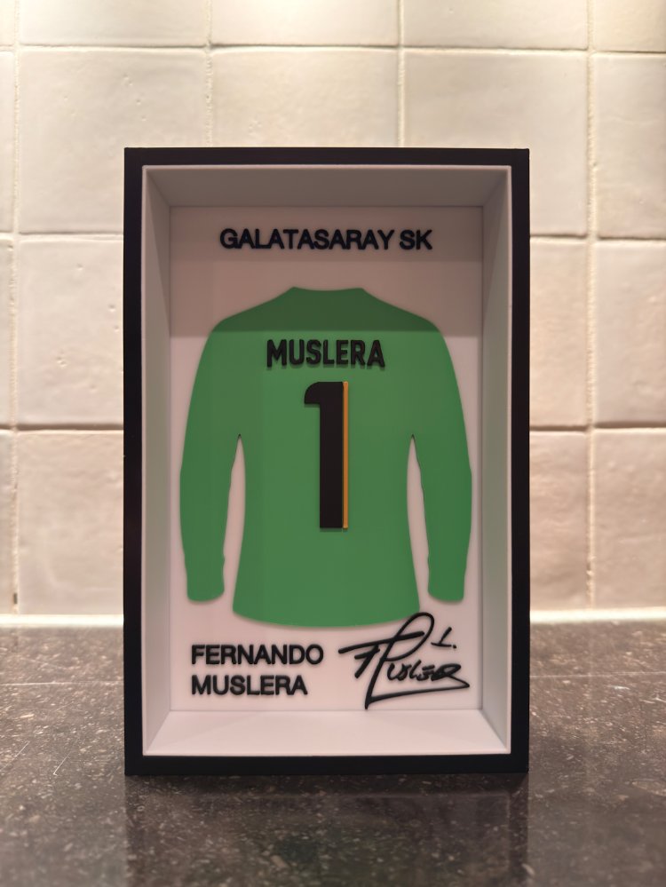 Fernando Muslera Galatasaray SK Özel Tasarım 3 Boyutlu (3D) Premium Çerçeve Forma