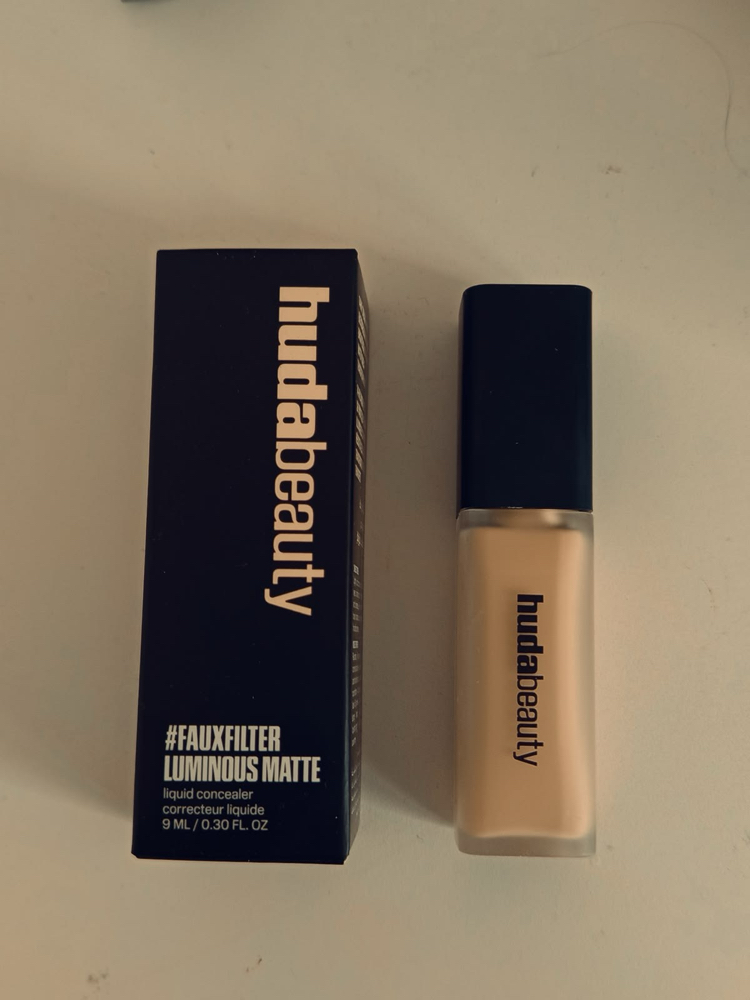 Huda Beauty Kapatıcı “Yeni paketleme” Açık ton