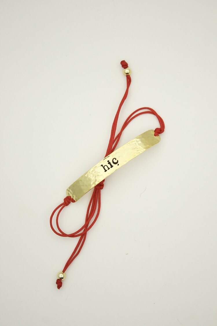 Kırmızı İpli Dokulu Plaka Bileklik | 7,3x50 | Gold | SANA ÖZEL