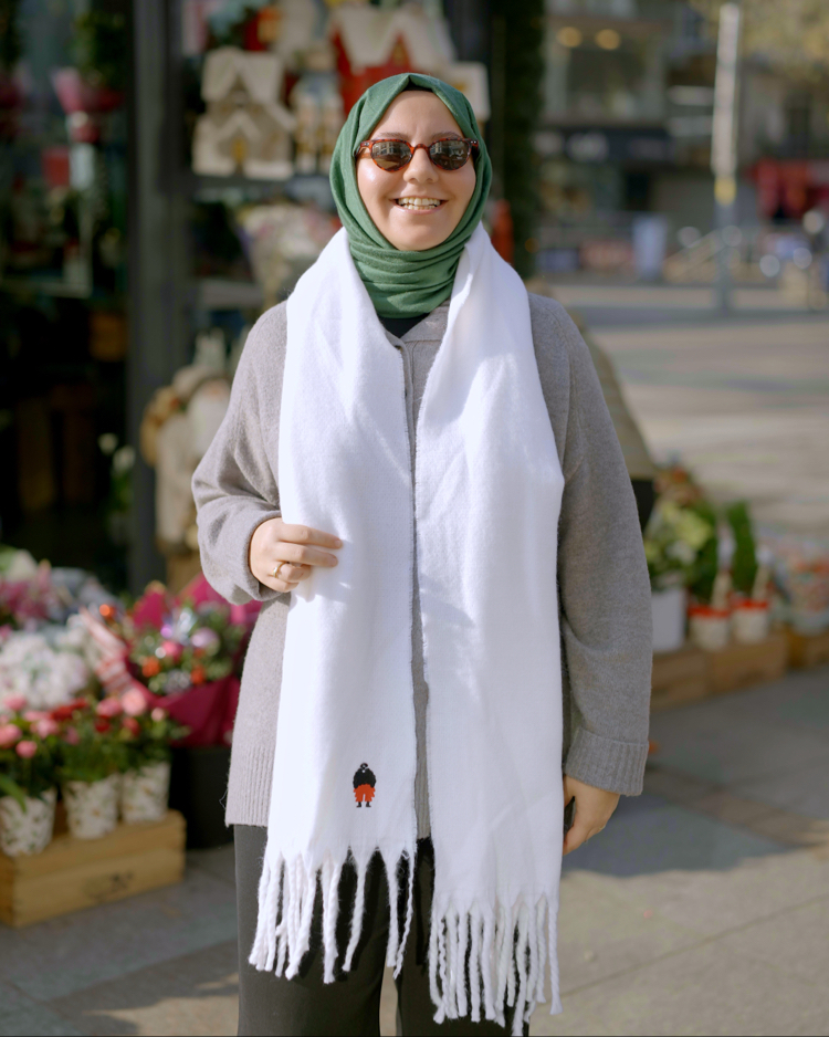 Karakter Baskılı Beyaz Atkı