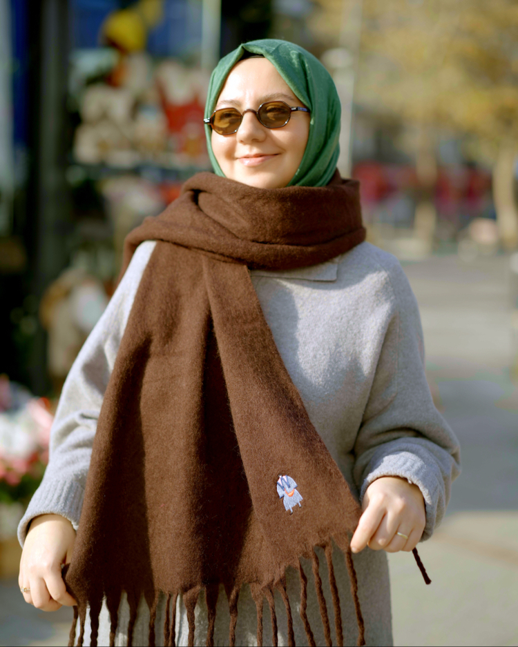 Karakter Baskılı Kahverengi Atkı
