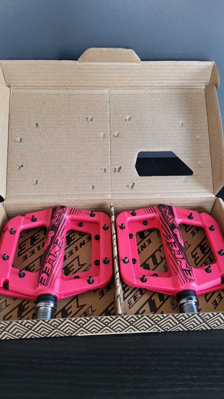 Enlee çivili pedal