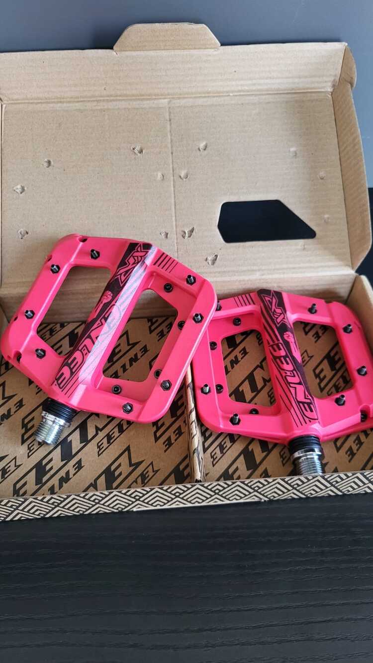 Enlee çivili pedal