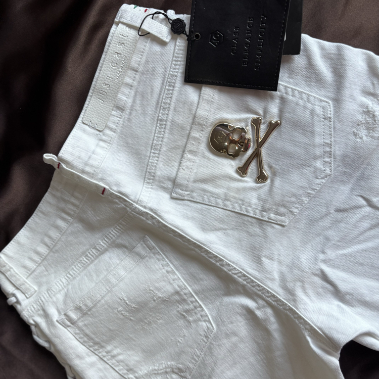 Just C & Beyaz Yırtık Yan Bağcıklı Denim Şort - Kuru Kafa Detaylı - Stokta 1 Adet