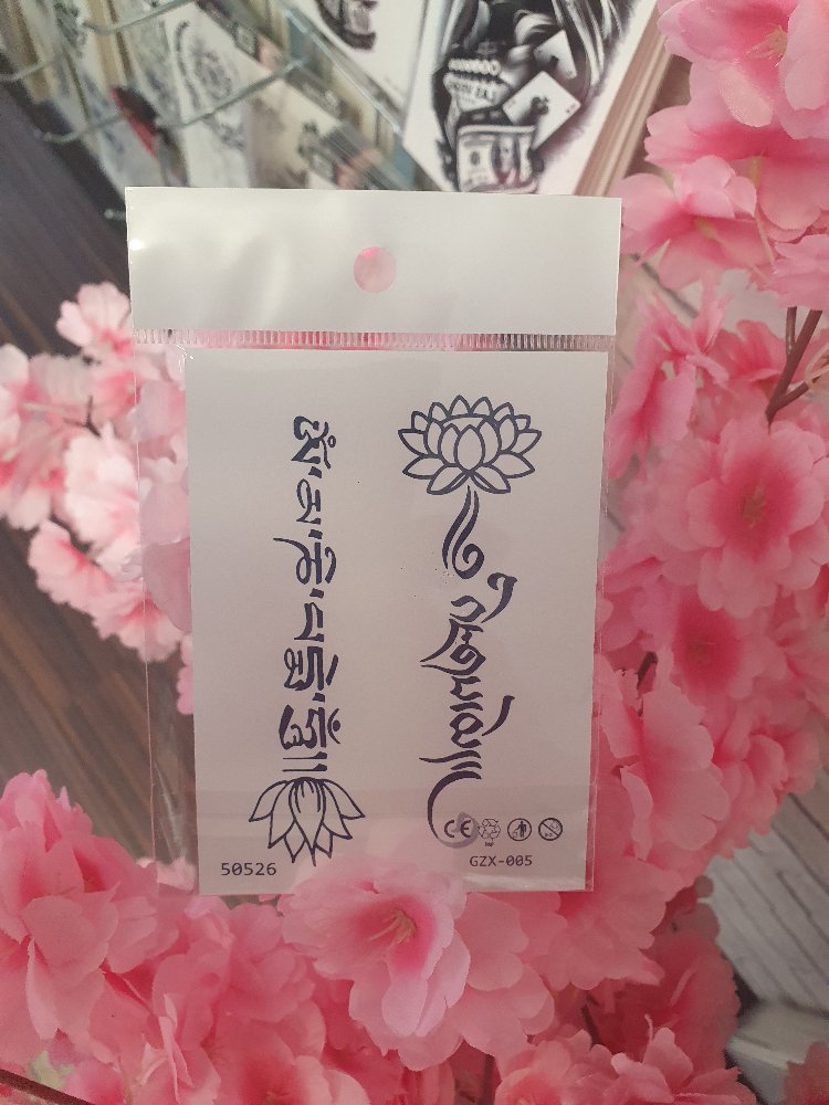 sonradan kararan Lotus ve yazı desen geçici dövme