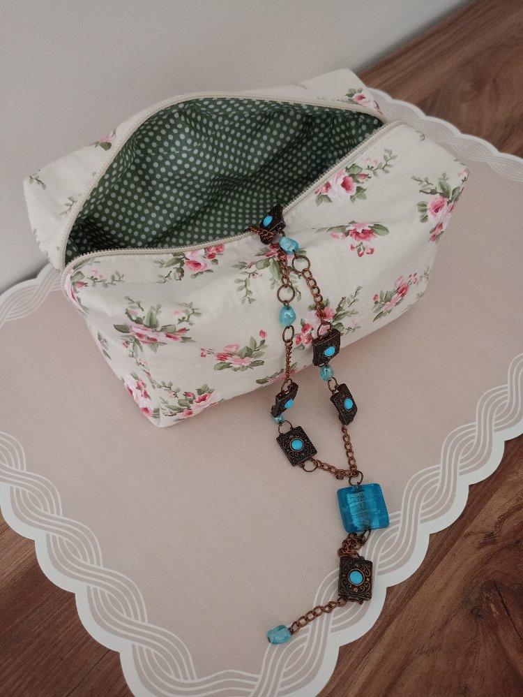 makyaj çantası