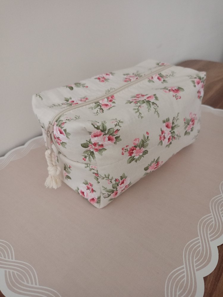makyaj çantası