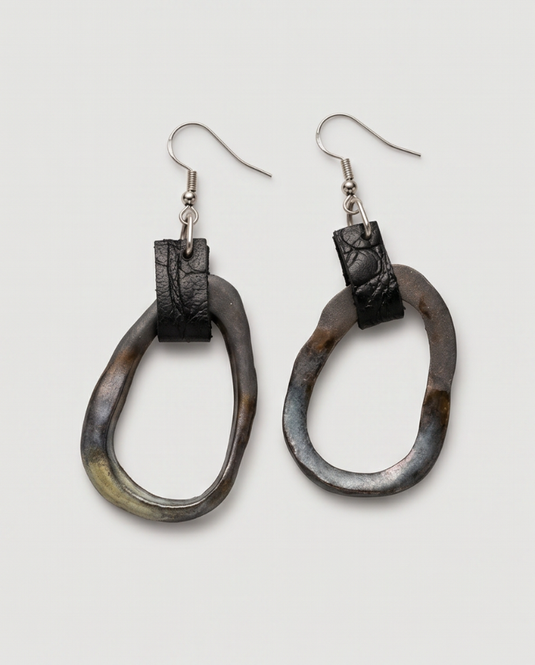 El Yapımı Stoneware & Siyah Deri Küpe