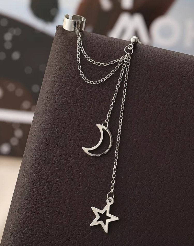 Ay ve yıldız detaylı kıkırdak küpe earcuff