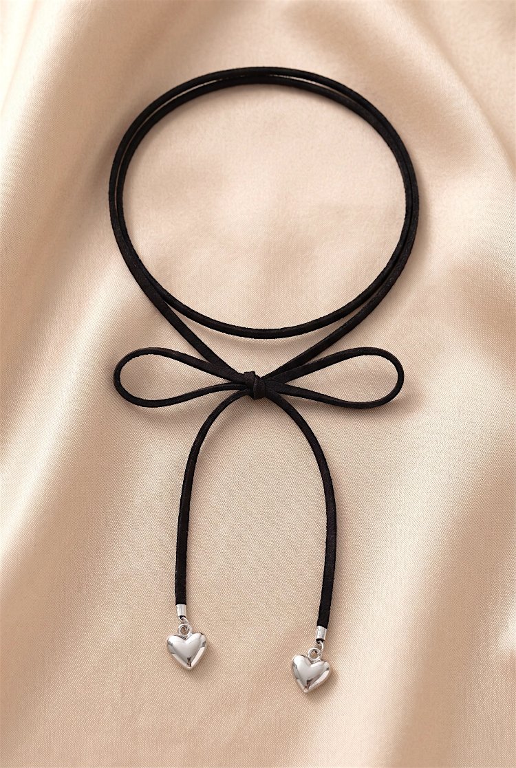 Kalp charmlı siyah deri choker kolye
