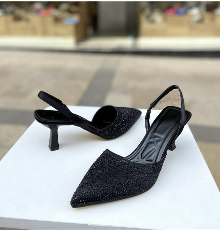 Siyah taşlı 6 cm topuklu ayakkabı