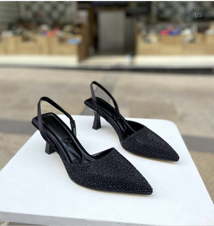 Siyah taşlı 6 cm topuklu ayakkabı
