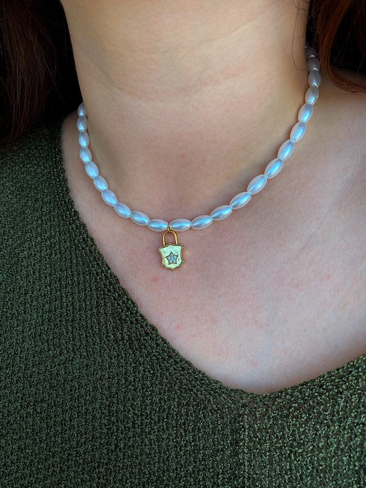 İncili Kilit Charm Kolye
