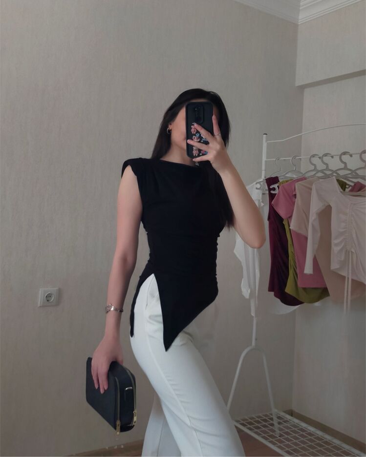 Vatkalı Yırtmaç Detay Bluz 