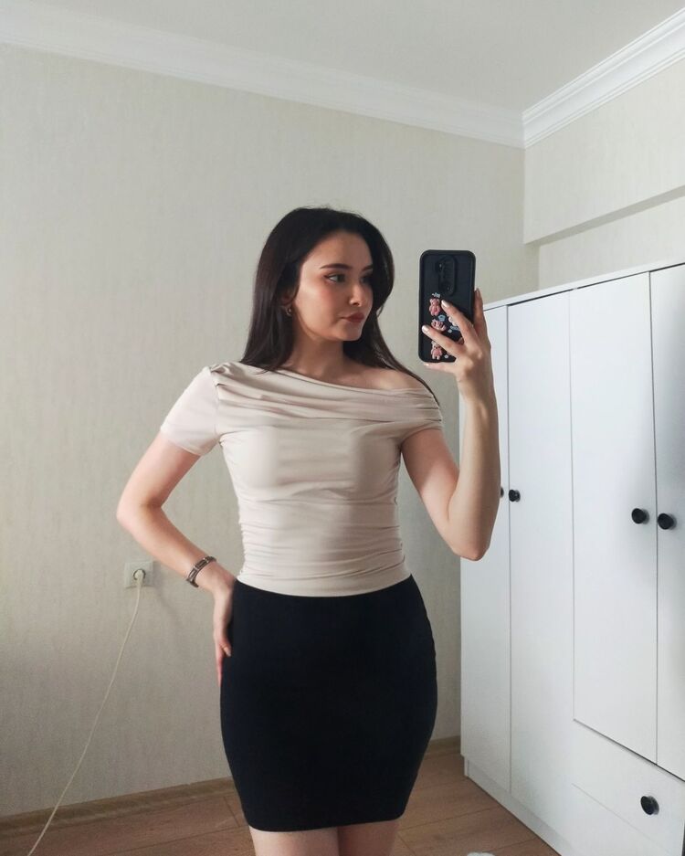 Kayık Yaka Krem Bluz 