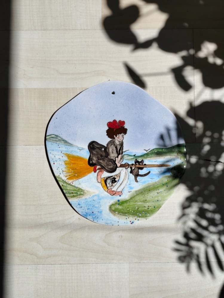Kiki'nin Rüzgârlı Yolculuğu – El Yapımı Seramik Duvar Panosu