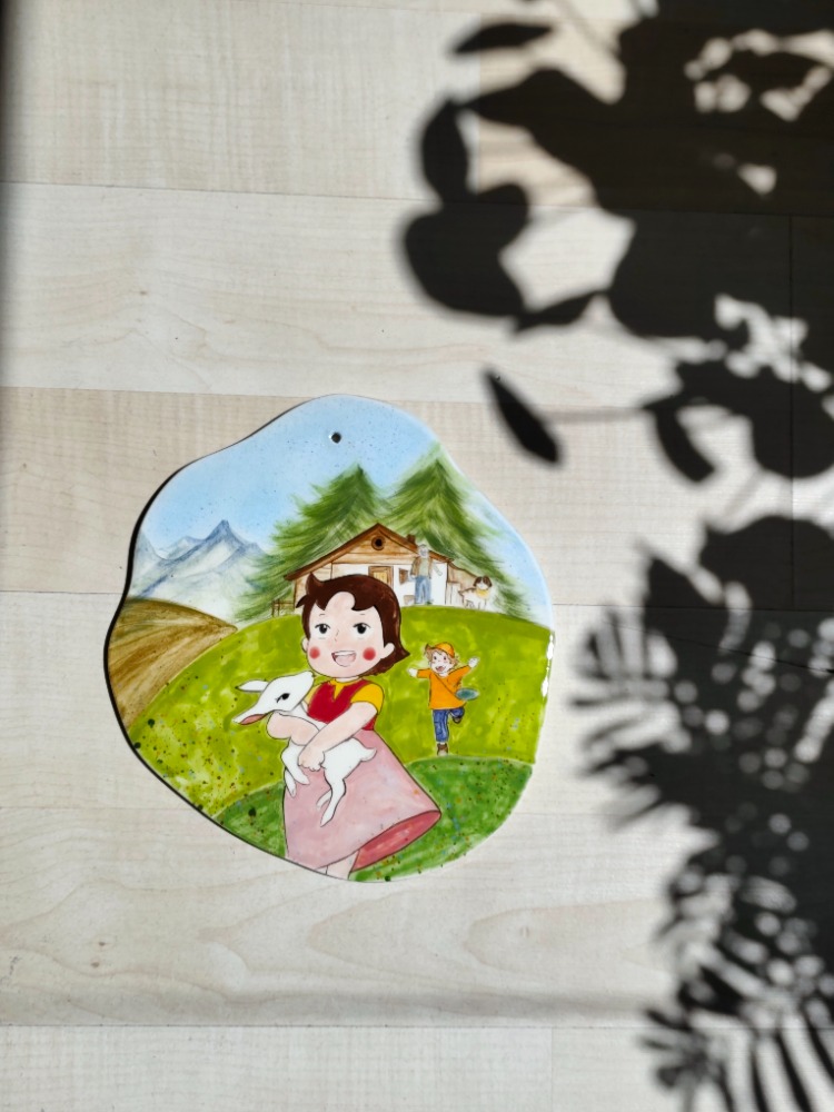 Heidi ve Baharın Neşesi – El Yapımı Seramik Duvar Panosu