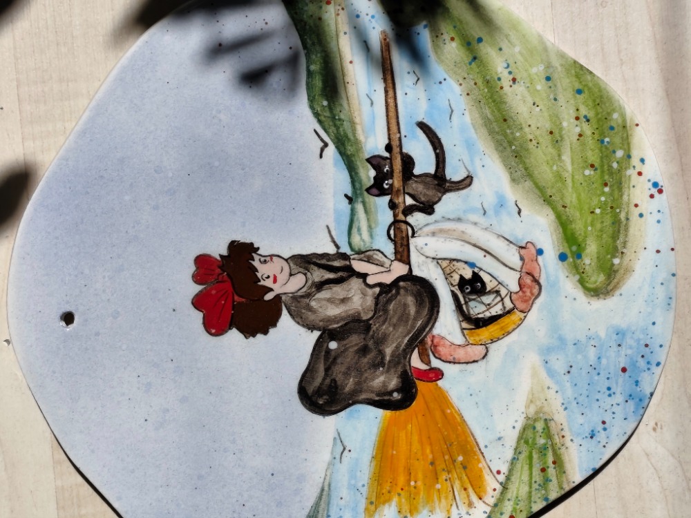 Kiki'nin Rüzgârlı Yolculuğu – El Yapımı Seramik Duvar Panosu