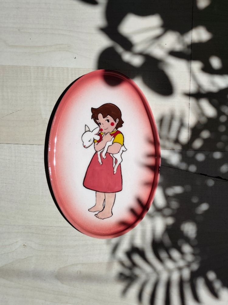 Heidi ve Keçi Sevgisi El Boyaması Dekoratif Seramik Tabak