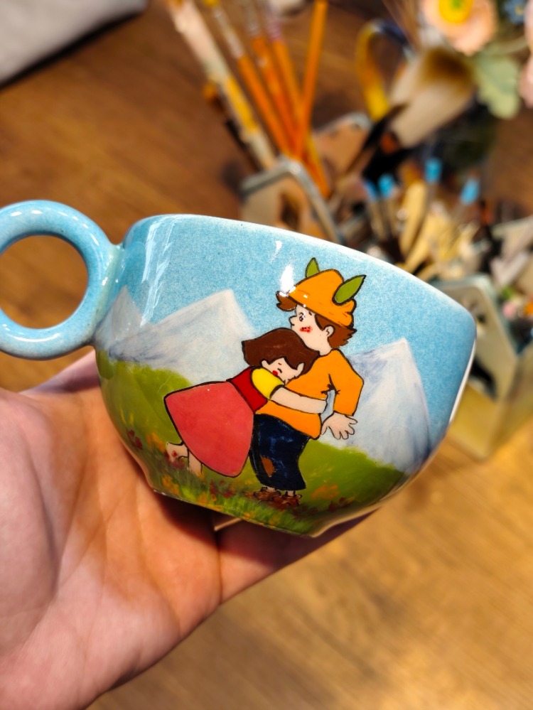 Heidi & Peter El Çizimi Seramik Kupa – El Yapımı Nostaljik Kupa