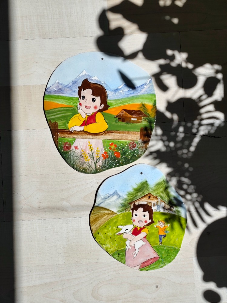 Heidi ve Baharın Neşesi – El Yapımı Seramik Duvar Panosu