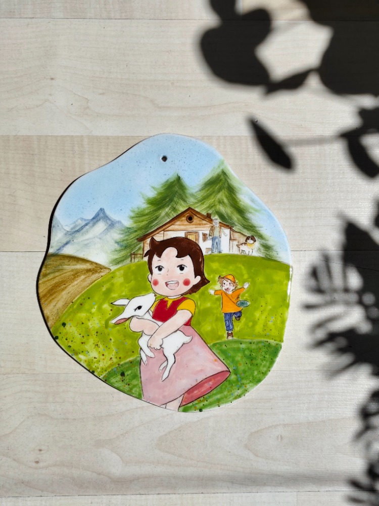 Heidi ve Baharın Neşesi – El Yapımı Seramik Duvar Panosu