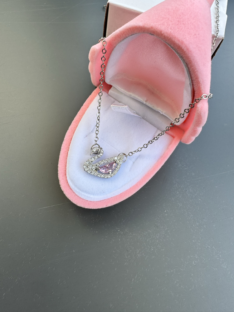 SWAROVSKI MODEL PEMBE GÜMÜŞ KUĞU KOLYE ÇELİK 