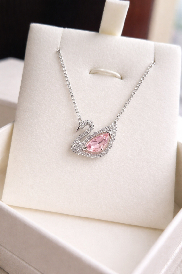 SWAROVSKI MODEL PEMBE GÜMÜŞ KUĞU KOLYE ÇELİK