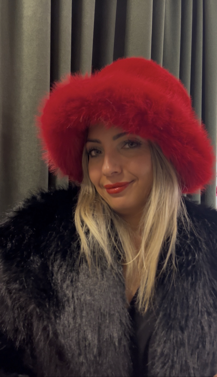 Kırmızı peluş şapka