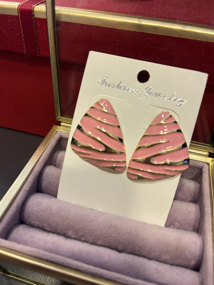 Pembe küpe