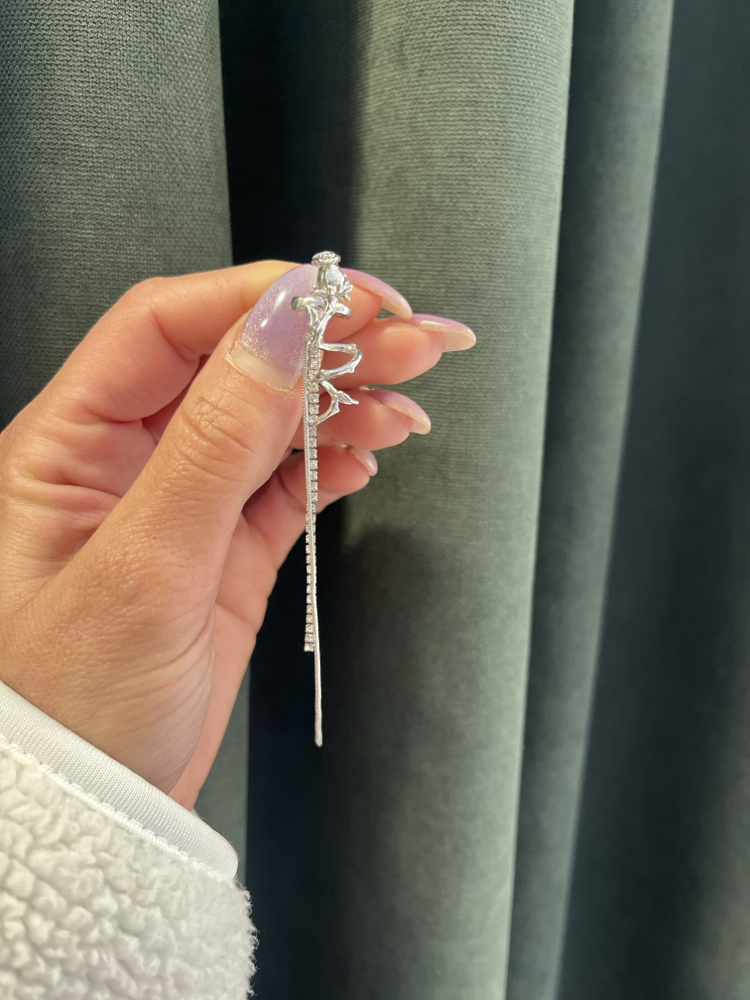 Gül sallantılı earcuff