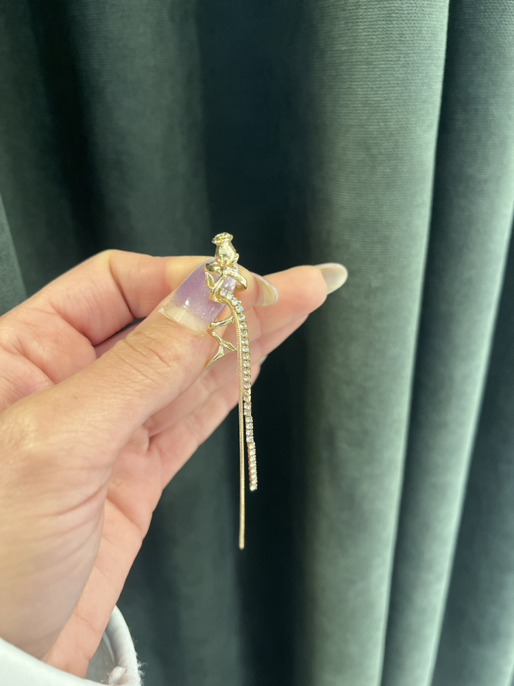 Gül sallantılı earcuff