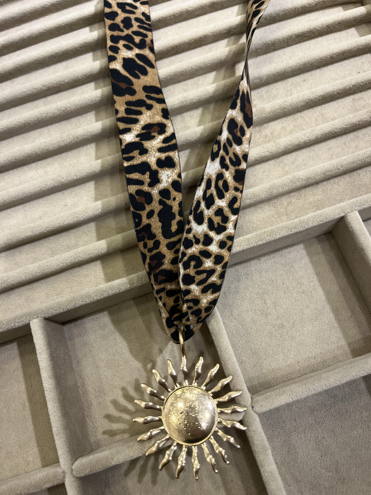 Güneş leopar kolye 