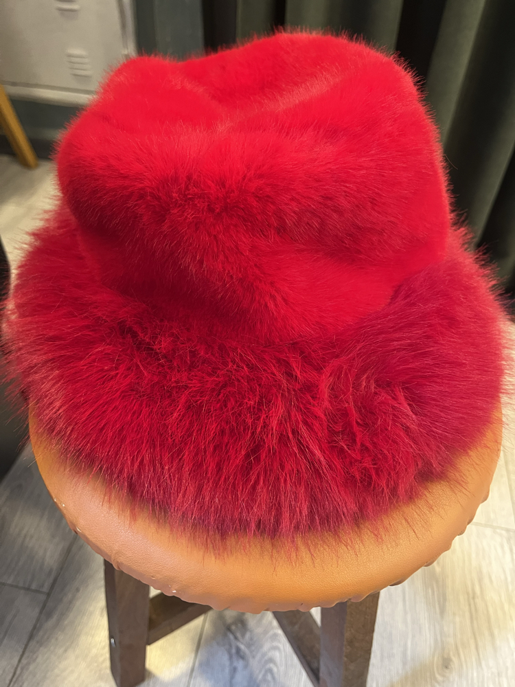Kırmızı peluş şapka