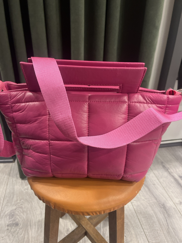 Pembe çanta