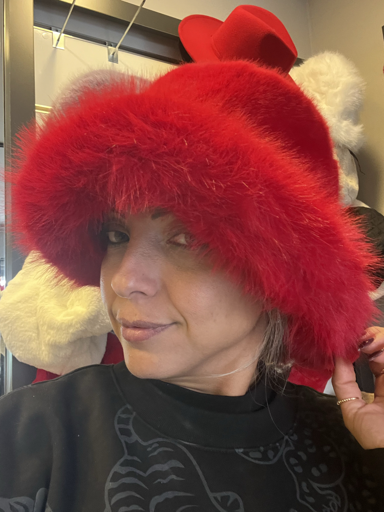 Kırmızı peluş şapka
