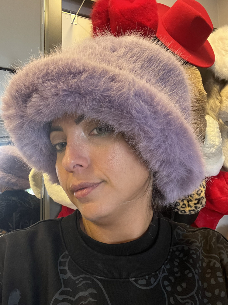 Mor peluş şapka 