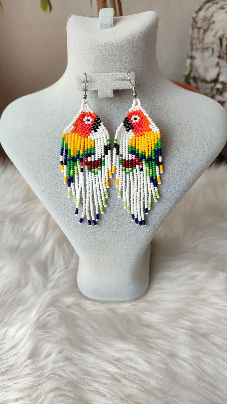 BEYAZ PAPAĞAN KUM BONCUK KÜPE(ÇELİK). 