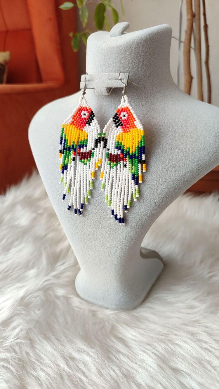BEYAZ PAPAĞAN KUM BONCUK KÜPE(ÇELİK). 