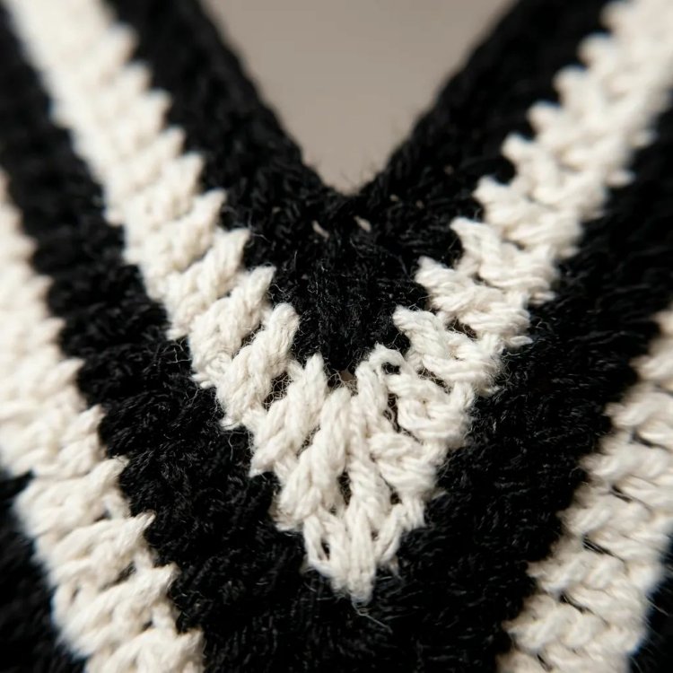 Siyah Beyaz El Örgüsü Büstiyer – Bohem Çizgili Halter Yaka Yazlık Crop Top