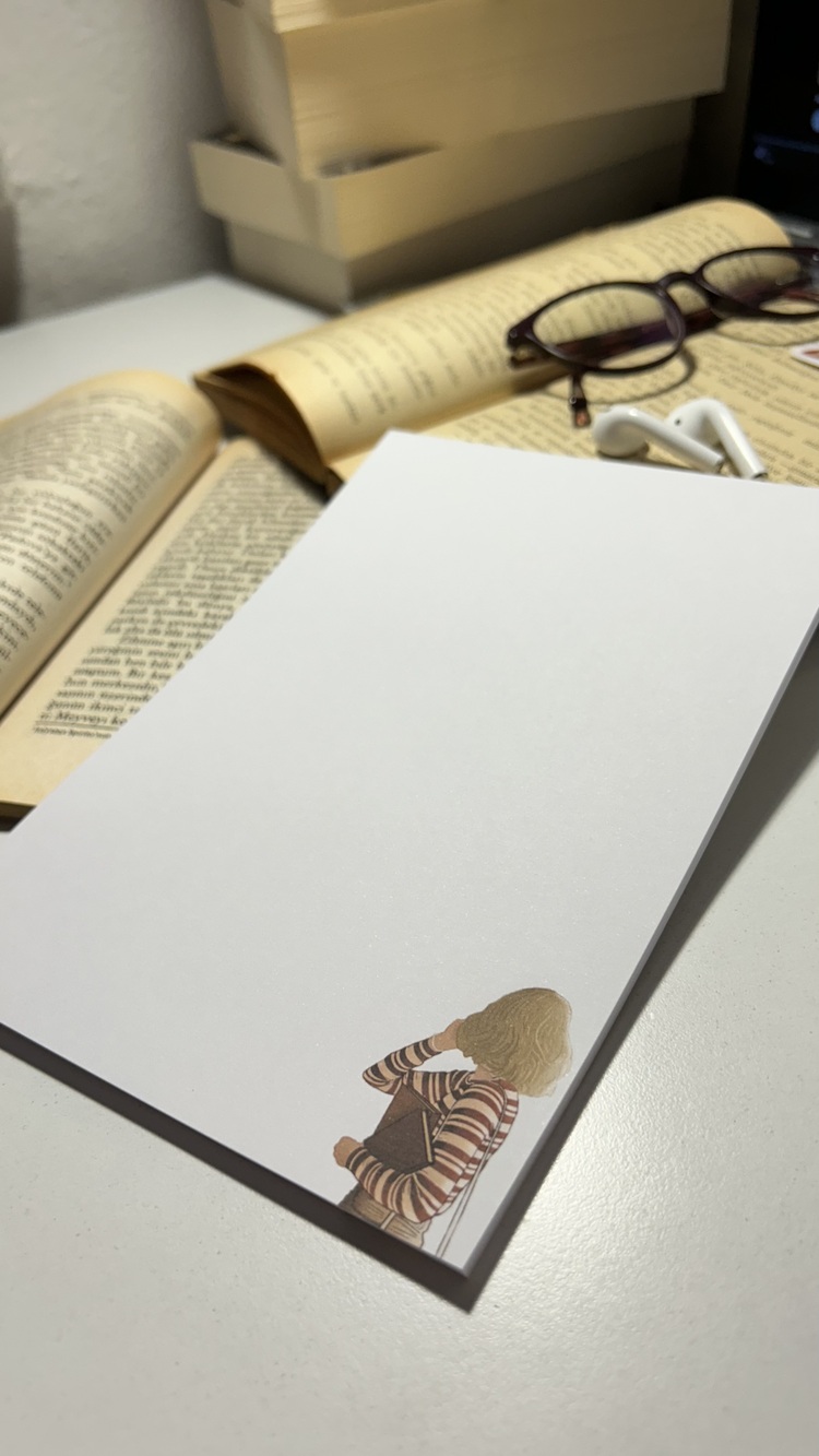 Kitapçı gezen kız temalı notepad/memopad
