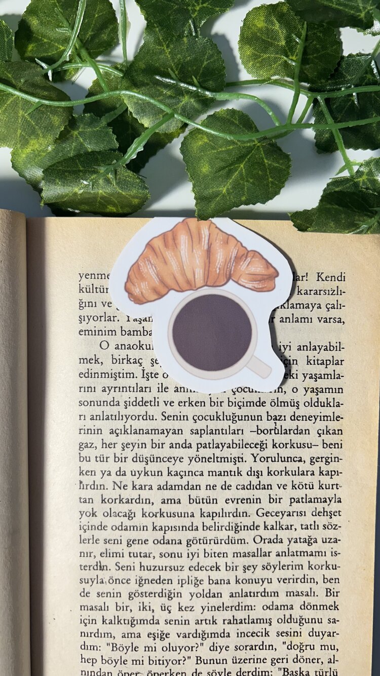 Kruvasan ve kahve mıknatıslı kitap ayracı