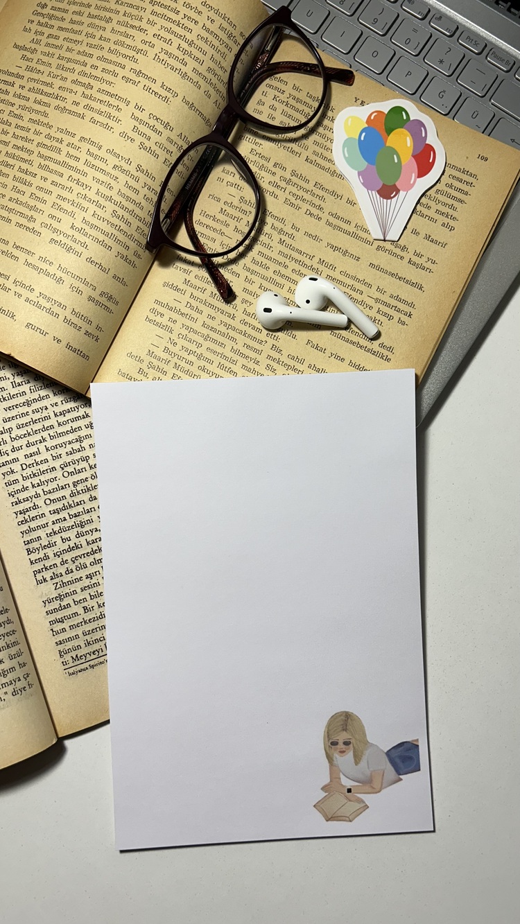 Parkta kitap okuyan kız temalı notepad/memopad