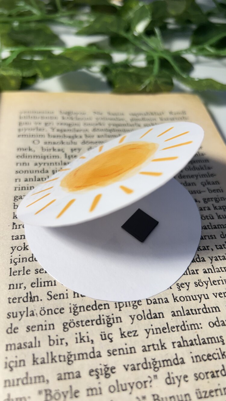 Güneş mıknatıslı kitap ayracı