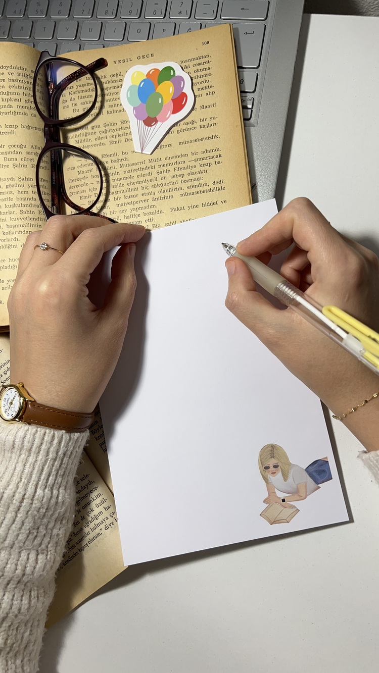 Parkta kitap okuyan kız temalı notepad/memopad