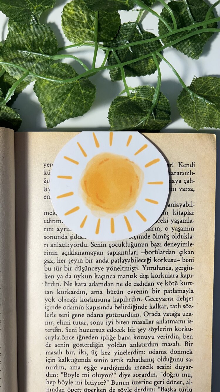 Güneş mıknatıslı kitap ayracı